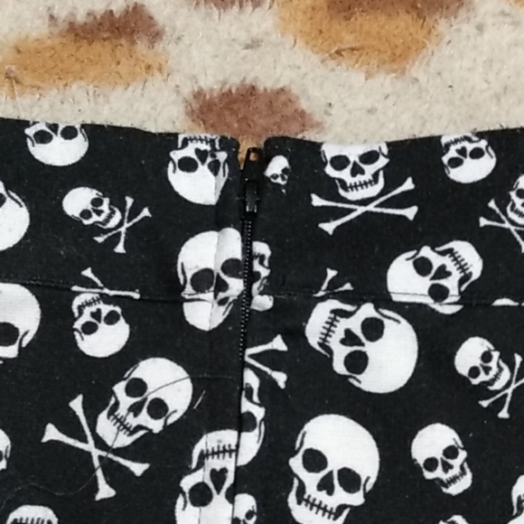 NWOT Hot Topic Skull Miniskirt - Picture 4 of 4